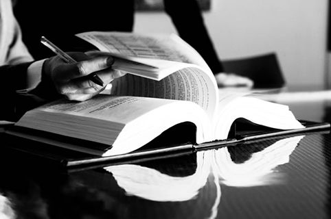 Libro jurídico abierto durante una jornada de trabajo
